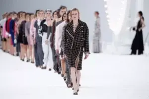 Chanel revive en pasarela a sus heroínas de la gran pantalla