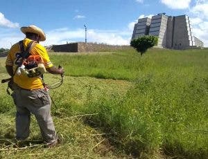 Realizan jornada de limpieza alrededor del museo Faro a Colón