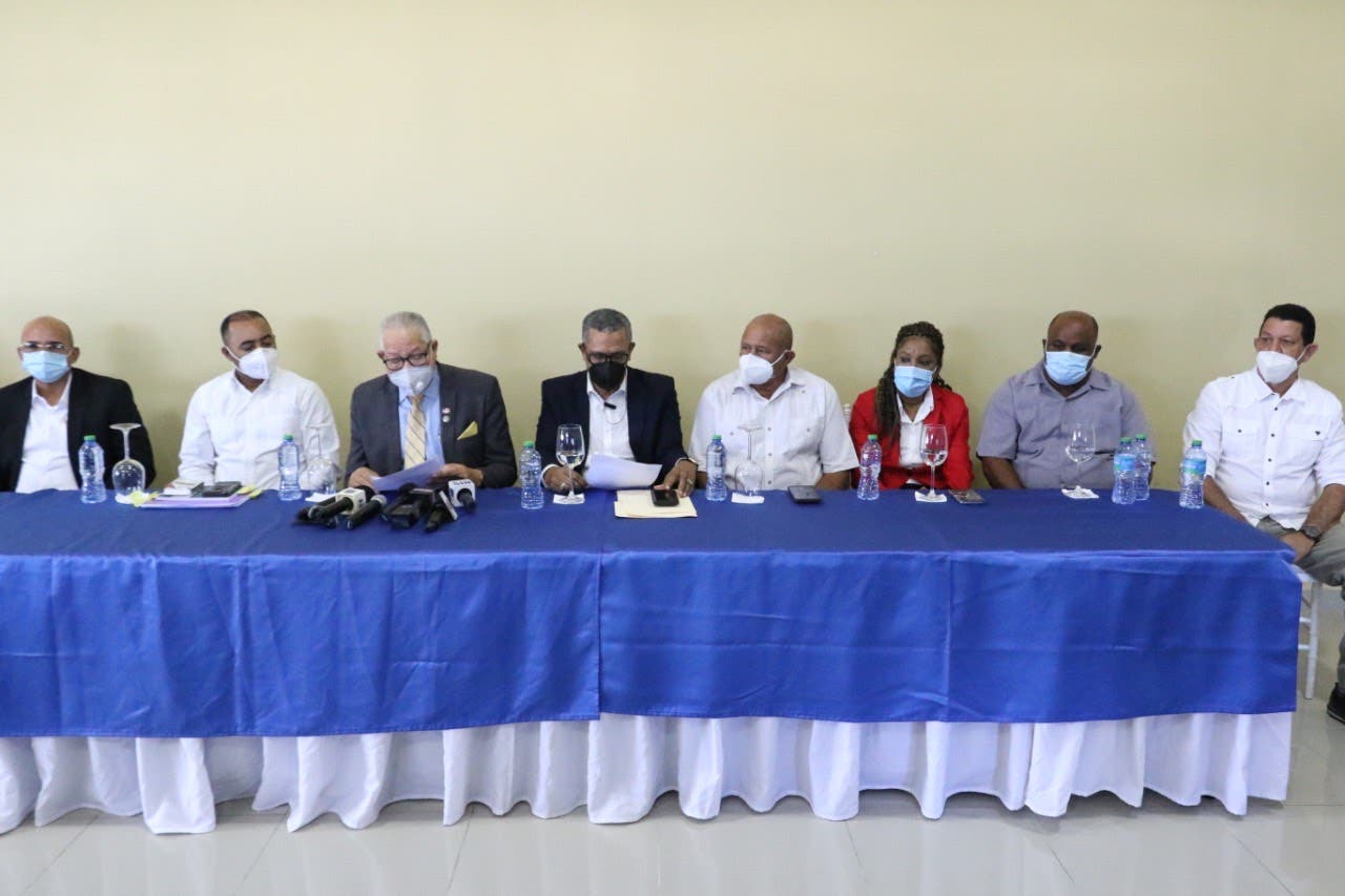 FEDODIM y directores de los distritos municipales entregan notificación de advertencia al síndico de Higüey, Rafael Barón Duluc