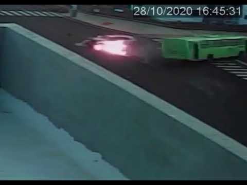 Momento del accidente entre un autobús de la OMSA y una jeepeta en la Ciudad Juan Bosch
