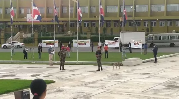 Manifestación contra impuestos en la Plaza de la Bandera con tímida asistencia