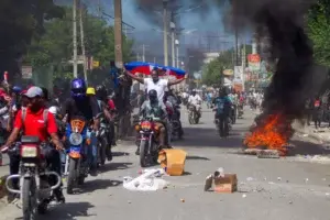 Matan a tiros a hombre y luego le prenden fuego en manifestación multitudinaria en Haití