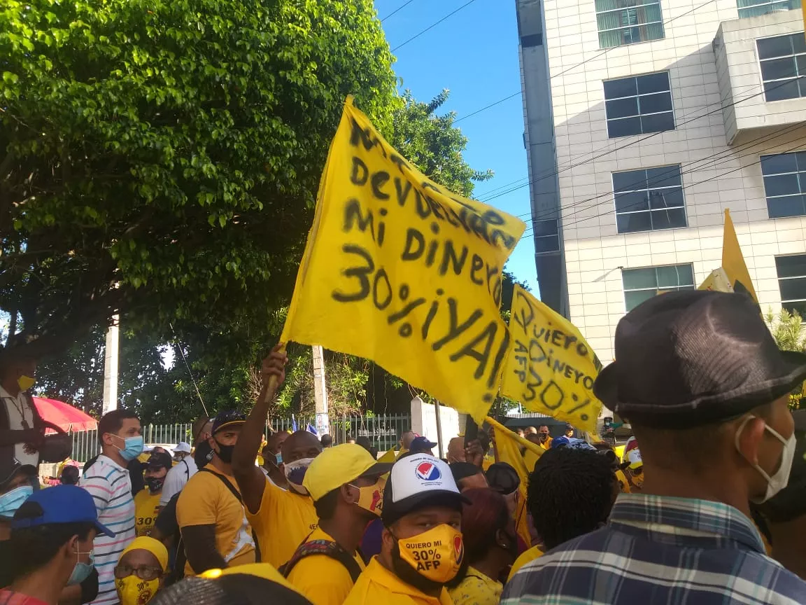 Protestan frente al Congreso en reclamo del 30% de los fondos de pensiones