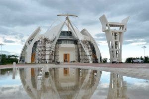 Deligne Ascención y el arzobispo Ozoria supervisan construcción Santuario del Santo Cristo de Bayaguana