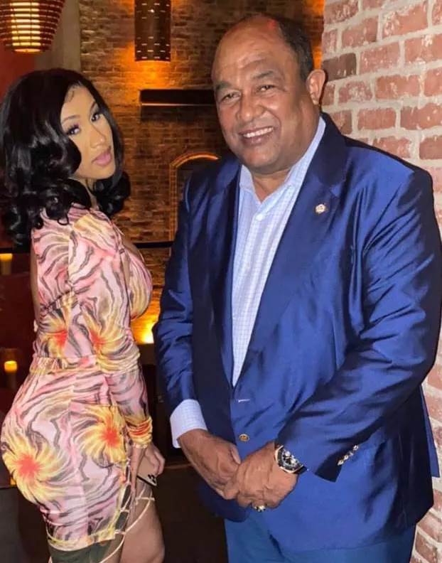 Cardi B y Offset se reúnen con senador Ramón Pimentel; impulsarán turismo en Montecristi