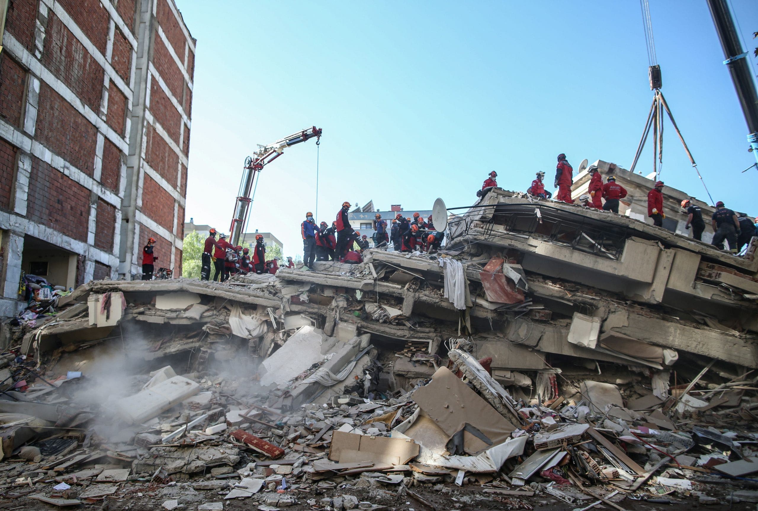 Suben a 27 los muertos en sismo que remeció Turquía y Grecia