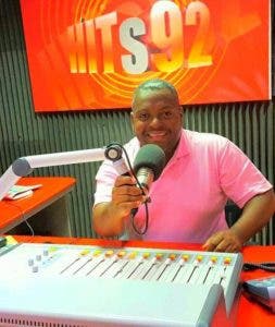 Locutor «el súper negro»  inyecta alegría a los oyentes en las mañanas por Hits 92.1