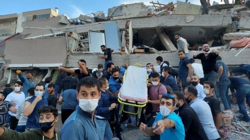 Al menos 6 muertos y más de 200 heridos en fuerte terremoto en Grecia y Turquía