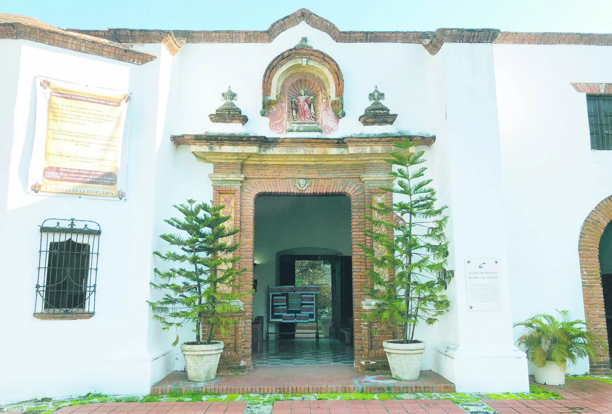 La iglesia del Carmen es dedicada a la advocación de la  patrona de los marineros