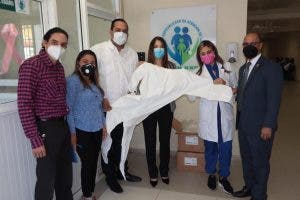 PARLACEN entrega trajes bioseguridad a hospitales de Santiago para protección Covid-19