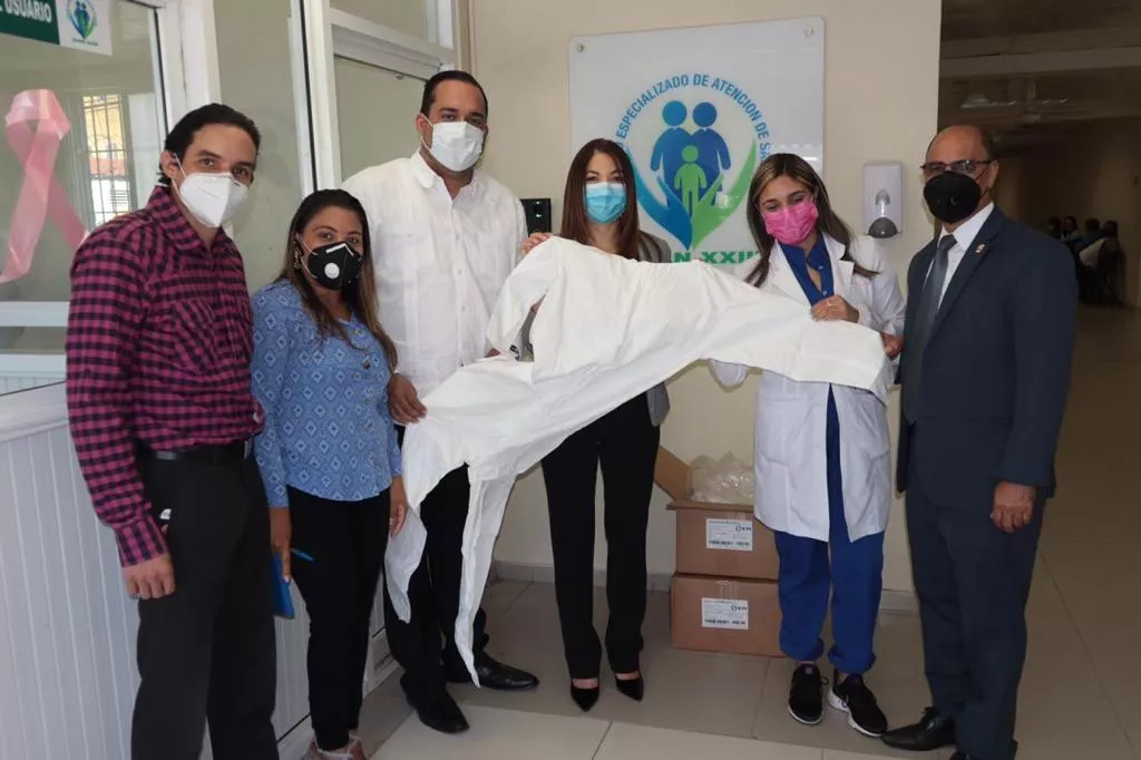 PARLACEN entrega trajes bioseguridad a hospitales de Santiago para protección Covid-19