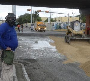 Material peligroso se derrama en carretera