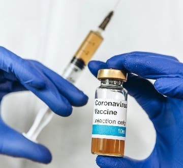Dos sociedades médicas piden vacuna Covid-19 se aplique primero a enfermos crónicos