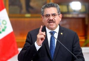 Presidente de Perú renuncia tras protestas con 2 muertos