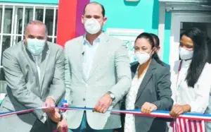 Director Promese inaugura  farmacias