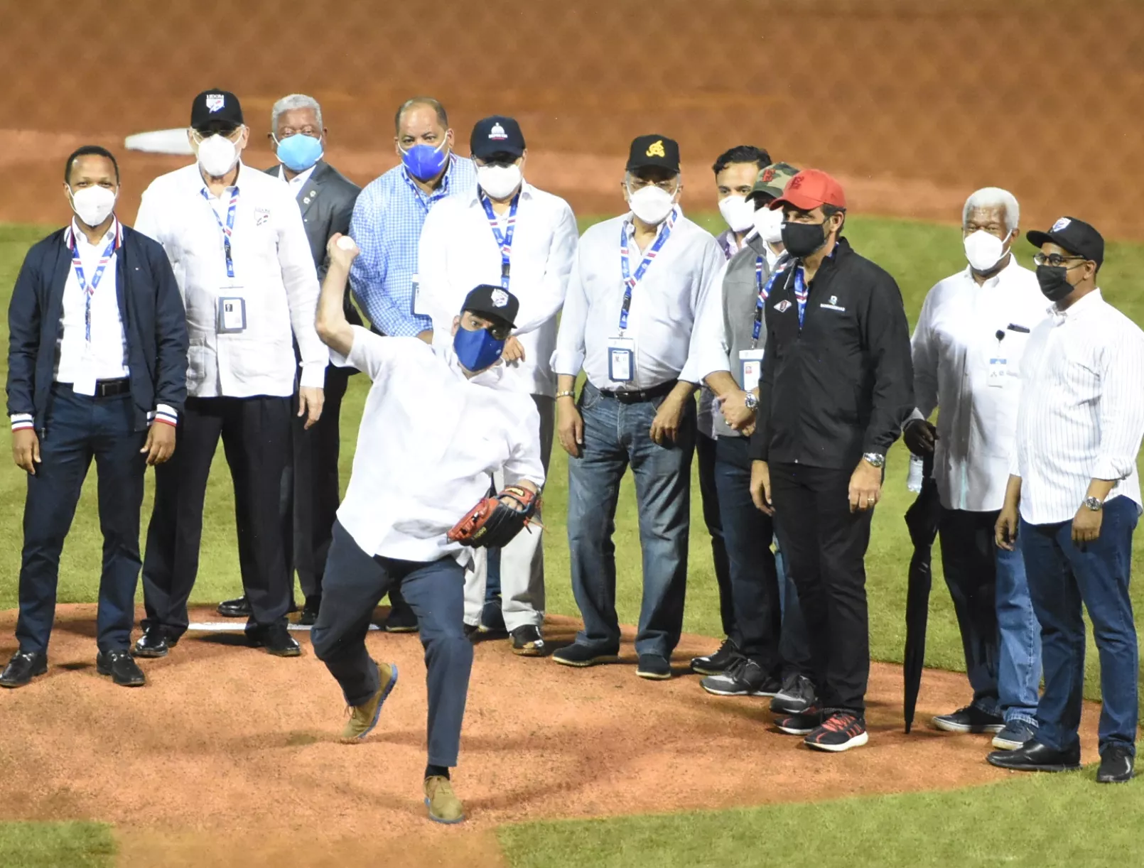 Luis Abinader, eufórico en el inicio torneo de béisbol