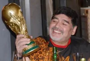 Maradona,  icono  que tocó el cielo con talento ‘sin par’