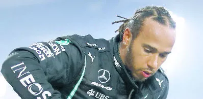 Hamilton gana  una accidentada carrera