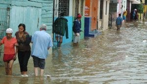 Más de mil desplazados y 19 provincias en alerta