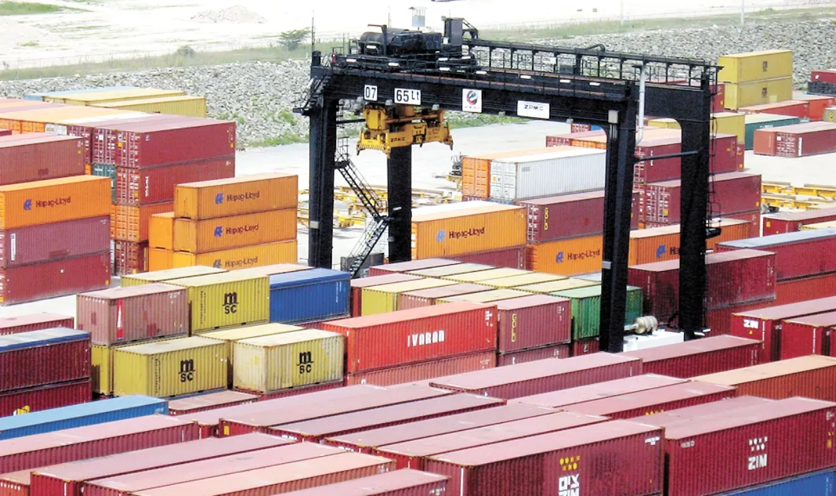 furgones en el muelle