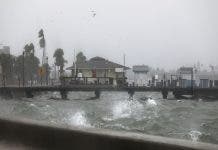 Eta cruza el norte de Florida con viento y lluvia para salir al Atlántico