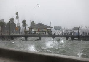 Eta cruza el norte de Florida con viento y lluvia para salir al Atlántico