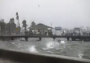 Eta cruza el norte de Florida con viento y lluvia para salir al Atlántico