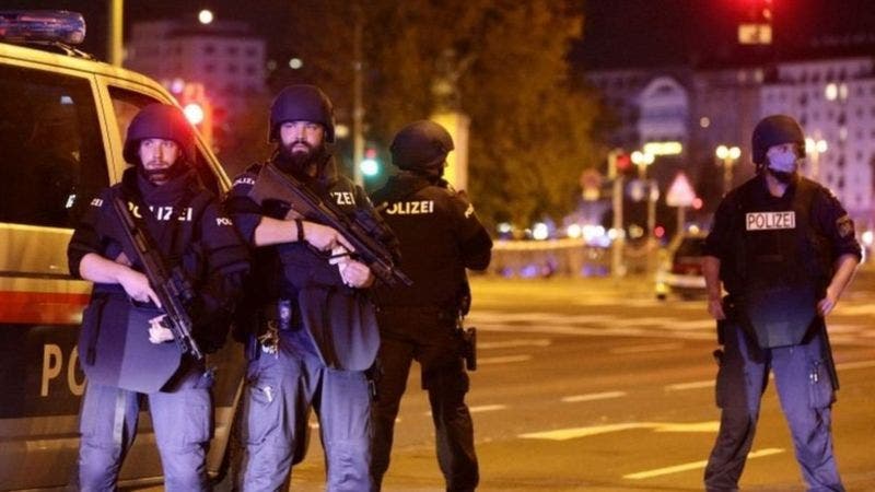 Ataque en Viena: al menos 5 muertos y más de 15 heridos en un «repulsivo atentado terrorista» en diversas partes de la ciudad