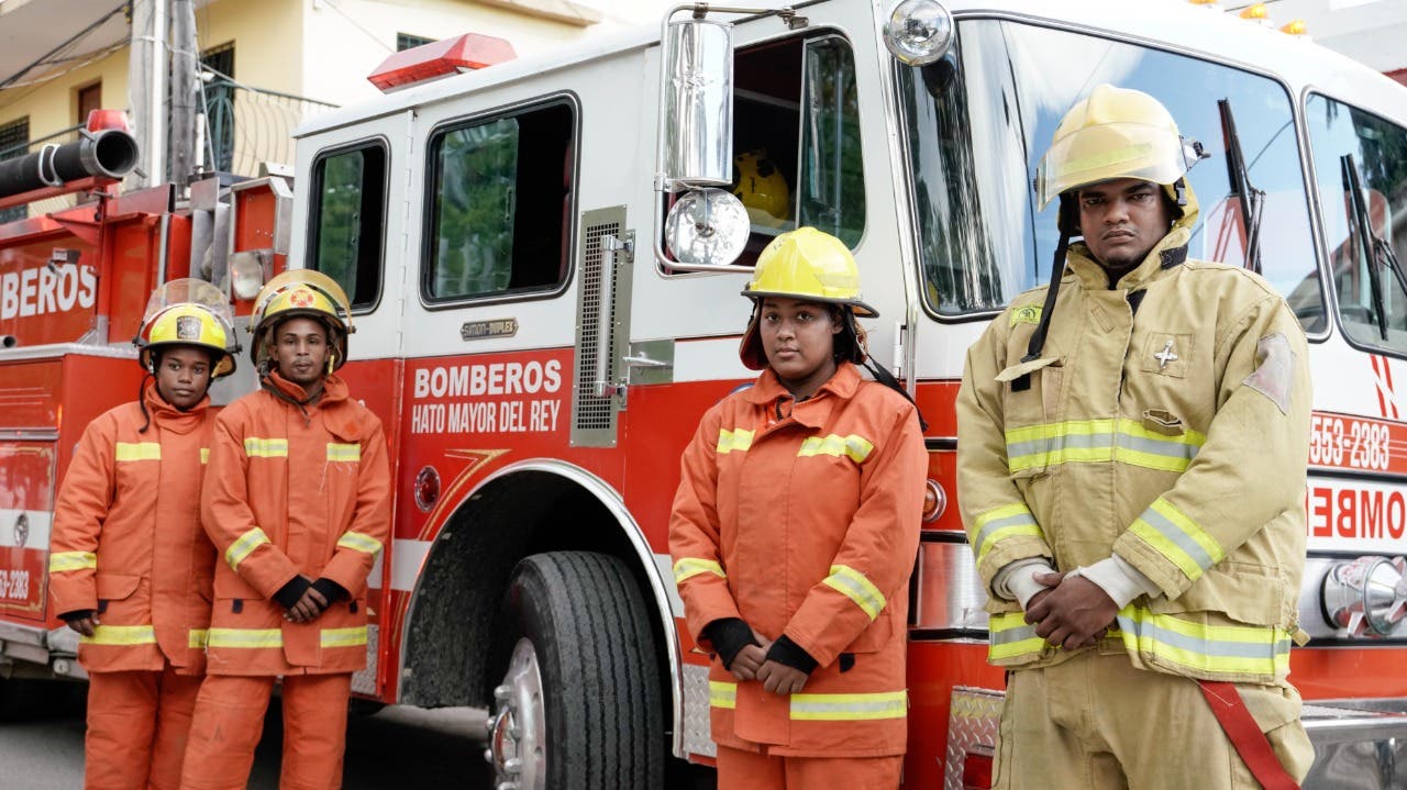 Interior y Policía anuncia reforma cuerpos de bomberos incluye aumento de sueldo y mejores seguros médicos