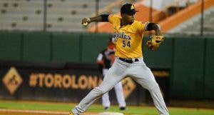 Las Aguilas ganan duelo de pitcheo a los Toros en el Corral