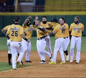 Águilas se imponen a los Toros en entradas extras