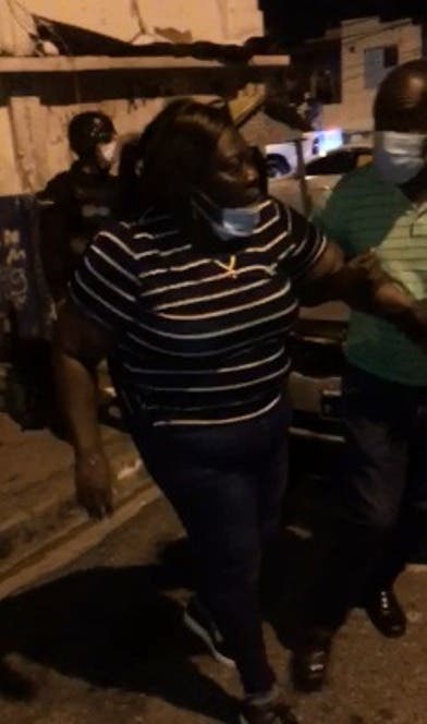 Diputada de la Fuerza del Pueblo sufre agresión por policías en pleno toque de queda