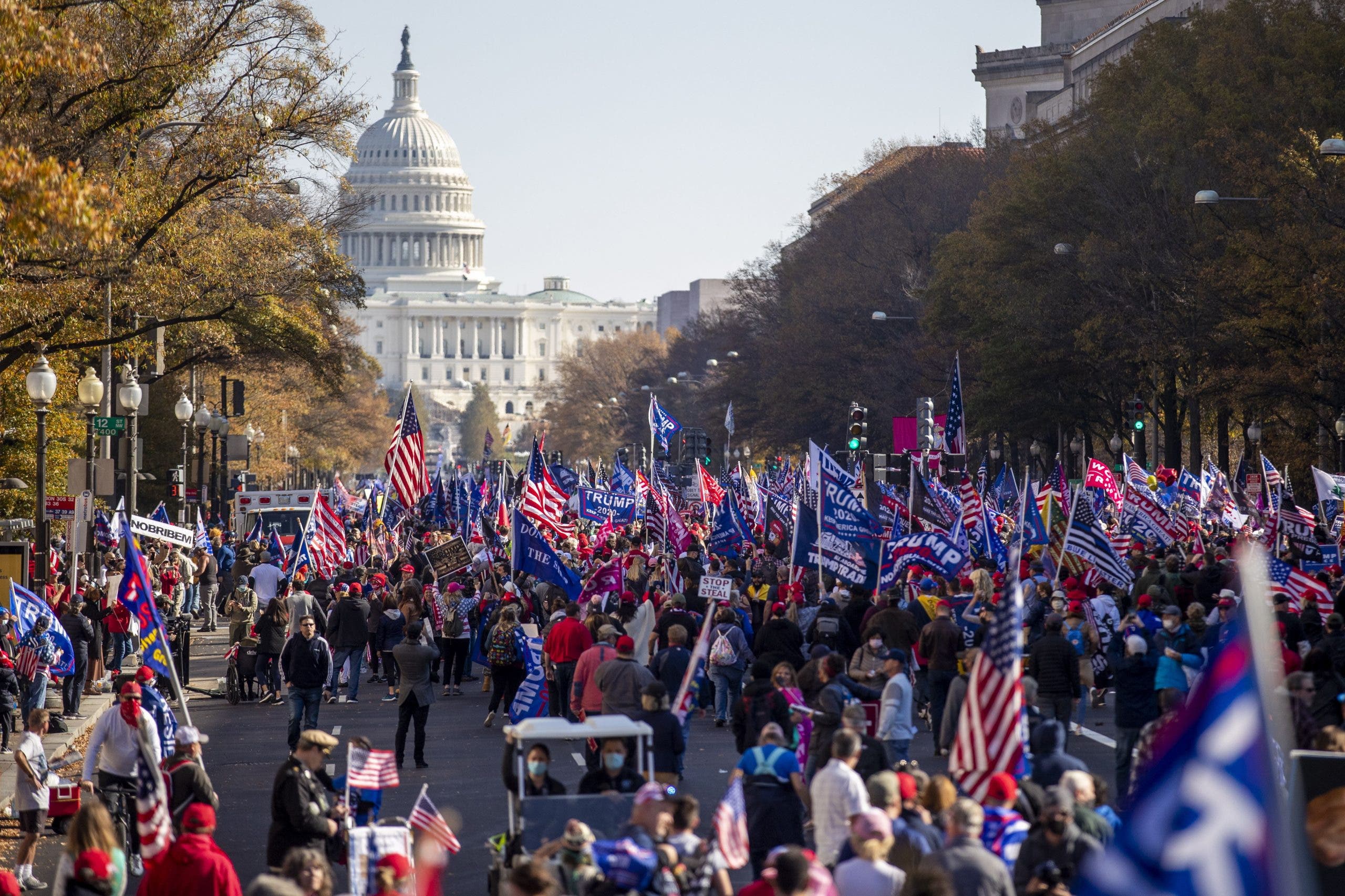 Miles de seguidores de Trump claman en Washington contra resultado electoral