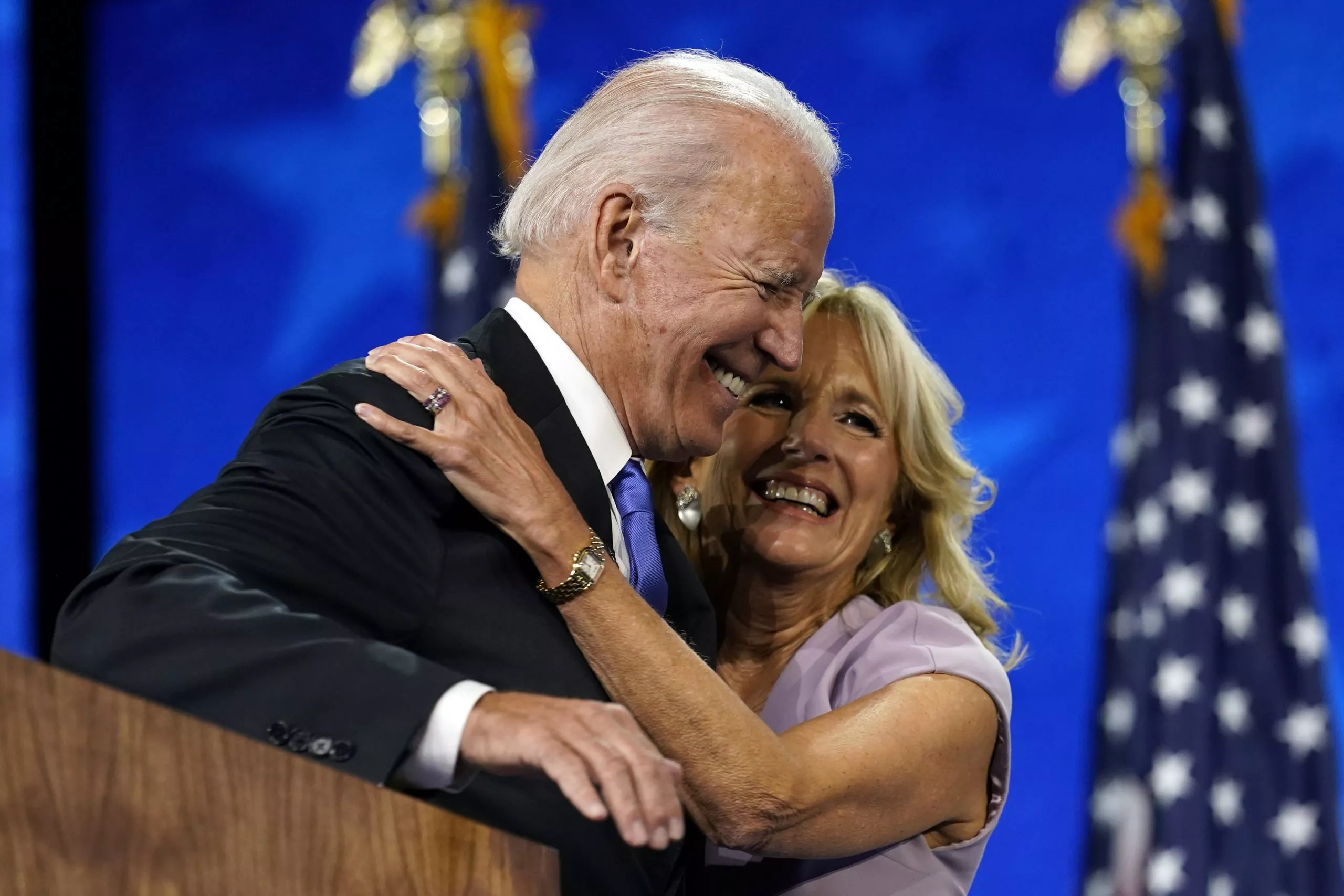 Biden y su esposa invitan a vacunarse contra la covid-19 en su saludo de Pascuas