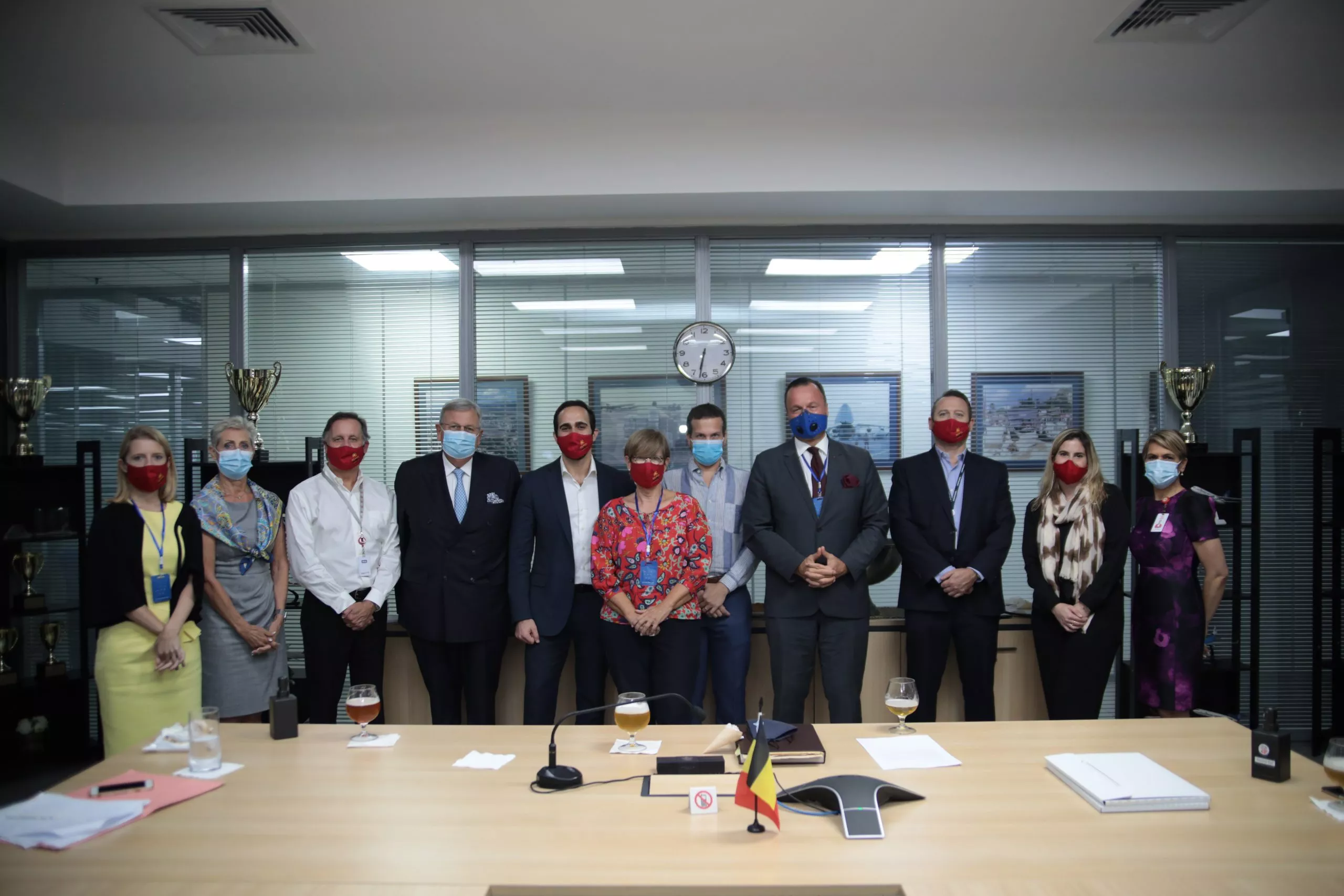 Foto 3, La embajadora Jehanne Roccas y directivos de la nueva cámara domínico-Belga.