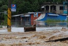 Iota se disipa pero amenaza con más lluvias e inundaciones a Centroamérica