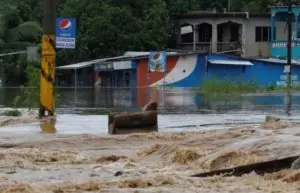 Iota se disipa pero amenaza con más lluvias e inundaciones a Centroamérica