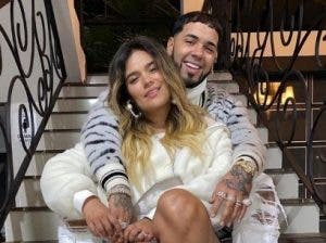 Anuel AA culpa a fanática de Karol G de haberle lanzado botella