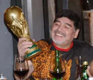 Hija de Maradona se opone a que se subasten las pertenencias de su padre