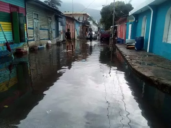 SE REGISTRAN FUERTES AGUACEROS EN PUERTO PLATA POR INCIDENCIA DE UNA ONDA TROPICAL VARIAS CALLES RESULTAN CON LEVES INUNDACIONES (2)
