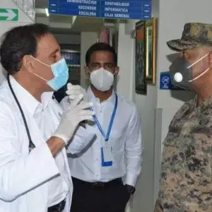 Jefe del Ejercito realiza visita a Clínica Cruz Jiminián para fortalecer relaciones