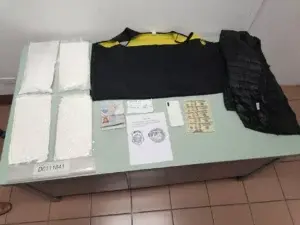 Detienen hombre tras ocuparle chaleco con láminas de cocaína en Puerto Plata