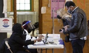 Cierran los primeros colegios electorales en Estados Unidos