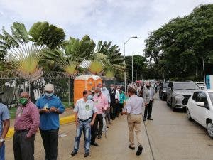 Sin distanciamiento, cientos de personas hacen fila bajo lluvia para ver al «líder»de la Fuerza del Pueblo