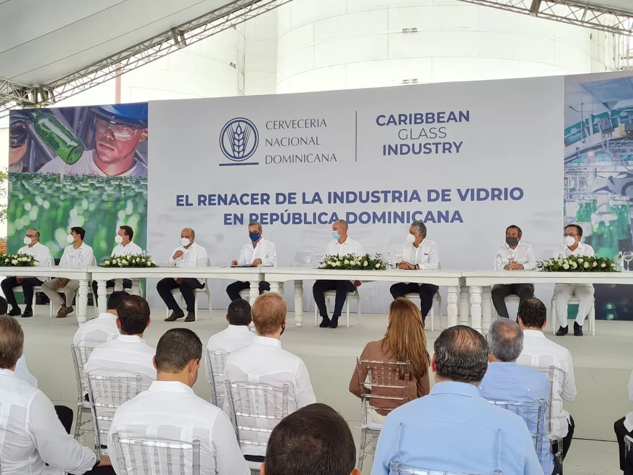 Caribbean Glass Industry y Cervecería Nacional firman alianza para reactivar industria del vidrio en RD