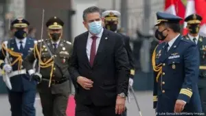 Presidente de Perú renuncia tras protestas con 2 muertos