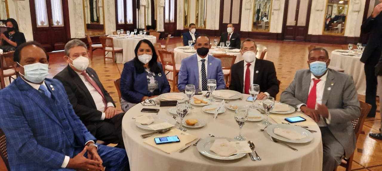 Presidente Abinader almuerza con representantes de distintos partidos políticos