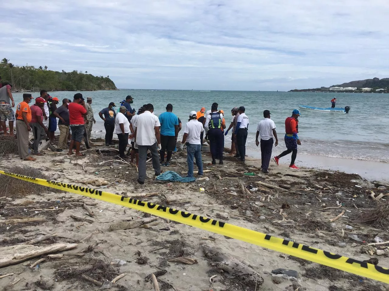 Hallan cadáver de hombre flotando en una playa de Maimón