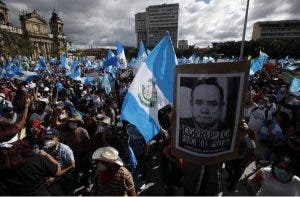 Incendian parte del Congreso durante protesta en Guatemala