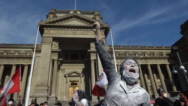 Ola de protestas en Perú deja dos muertos y pone en jaque al gobierno del presidente Manuel Merino